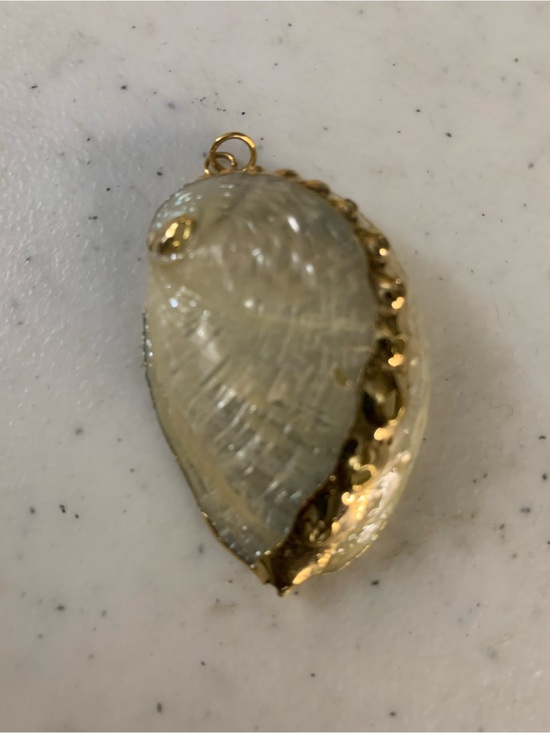 Jewelry - Gold-Tone Shell Pendant Necklace - Pendant Cream Shell Accent